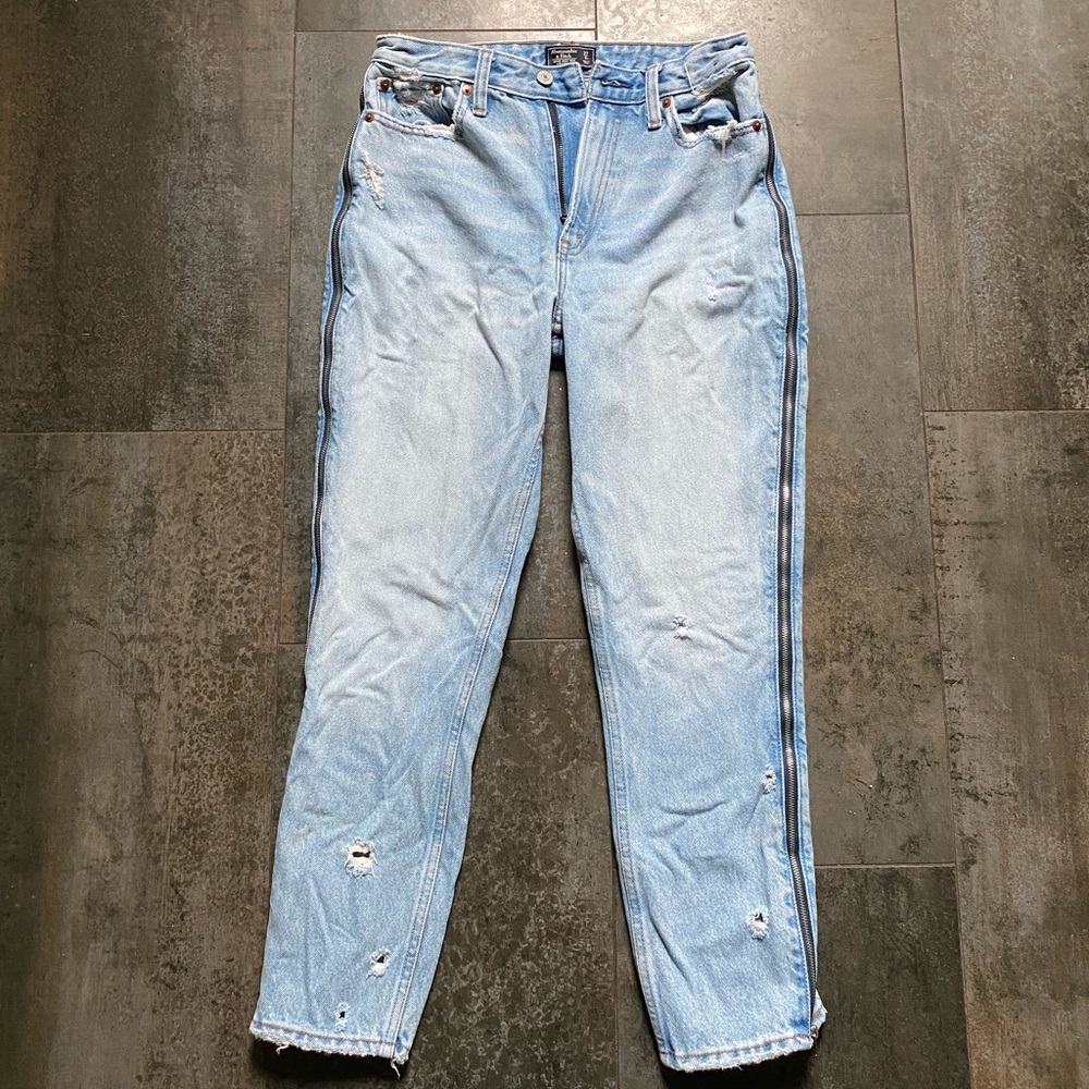Abercrombie & Fitch Annie high rise girlfriend jeans with side zipper. Size 27/4